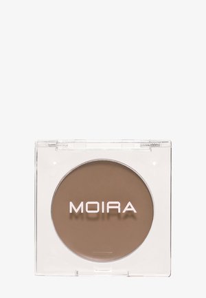 Pieni neliönmuotoinen kirkas muovikotelo, jossa pyöreä ruskea puuterimeikki sisällä, ja päällä lukee "MOIRA".