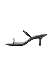 Černé sandály na vysokém podpatku s elegantním designem, které mají tenké popruhy a jedinečný přední akcent. Hladký povrch s špičatou špičkou a 7,5 cm podpatkem.