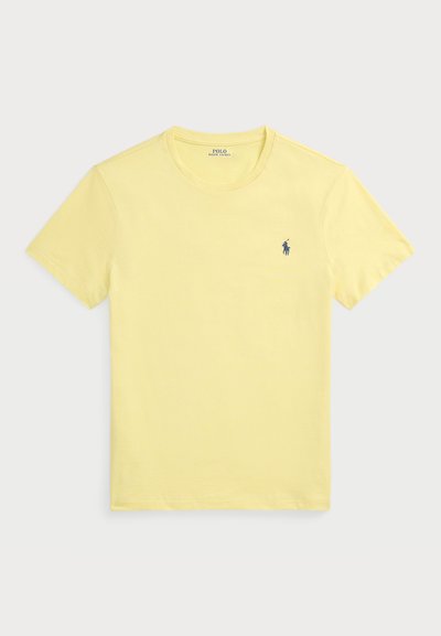 Camiseta amarela de algodão com gola redonda e mangas curtas, com um pequeno logótipo azul-marinho no lado esquerdo do peito. Textura macia e design simples.