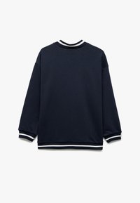 Sudadera de cuello redondo de la Marina, hecha de mezcla de algodón. Presenta mangas largas, puños y dobladillo acanalados, con rayas blancas a lo largo del cuello y las mangas.