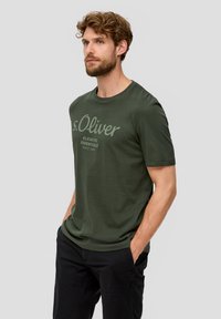 s.Oliver MIT GROSSEM LABEL - T-shirt print - tannengrün