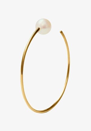 Aro de oro con un diseño curvado, que presenta una perla blanca pulida en la parte superior. Textura suave, forma sencilla, acento elegante.