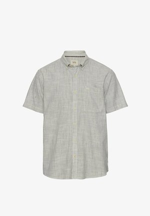 Chemise à manches courtes en tissu gris clair avec de subtiles rayures verticales. Elle comprend une poche sur la poitrine gauche et un col classique.