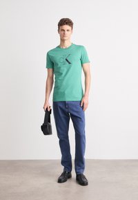 Calvin Klein Jeans OUTLINE MONOLOGO TEE - T-shirts print - bahama green
