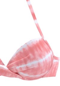 Roze tie-dye pad bikiinitop met verstelbare bandjes en een gedraaide voorkant. Zachte stof met subtiele glans en een gladde textuur.