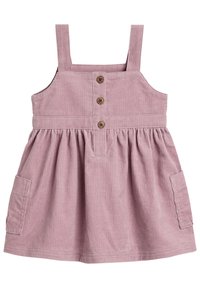 Vestido de corduroy rosa con tirantes rectos, cierre frontal de botones, falda con frunces y bolsillos laterales. Tejido texturizado con rayas sutiles.