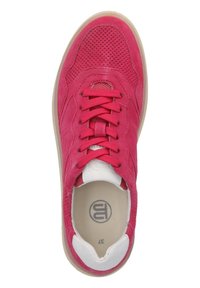 Sneaker in suede rosa con dettagli in mesh, lacci piatti e accentuazione in bianco sul tallone. Presenta una soletta imbottita e una suola in gomma tondeggiante.