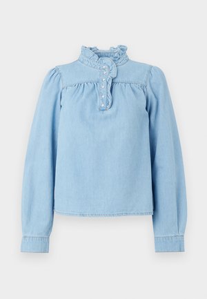 Blouse en denim bleu clair avec un col volanté, une patte de boutonnage sur le devant et de longues manches bouffantes. Texture lisse avec des détails froncés.
