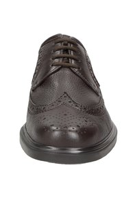 Scarpa in pelle marrone con cuciture a vista, caratterizzata da dettagli brogue, texture liscia, punta arrotondata e suola in gomma a profilo basso.