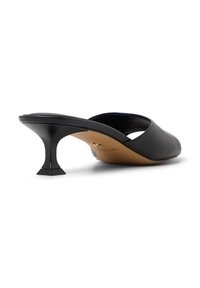 Mules de cuero negro con punta afilada y diseño de tacón curvado. Presentan una suela texturizada y un acento dorado en el lado interno.
