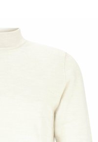 Krémová dlouhá turtleneck svetr s hladkou pletenou strukturou zobrazený od hrudníku po rameno.