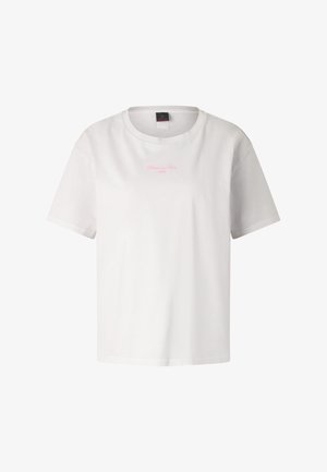 Biały T-shirt z krótkim rękawem i okrągłym dekoltem, z małym różowym napisem "Rose and Ice" na środku klatki piersiowej.