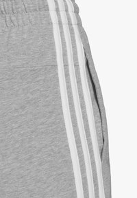 adidas Sportswear Spodnji deli trenirk - medium grey heather/white