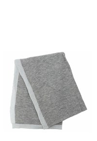 Sciarpa morbida in maglia grigia piegata con bordi grigio chiaro su sfondo bianco.