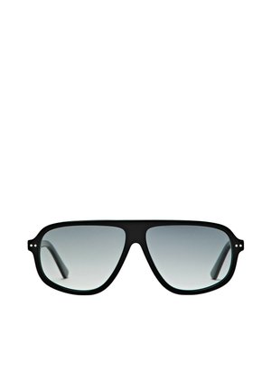 Schwarze rechteckige Sonnenbrille mit Doppelfassung und leicht verlaufenen getönten Gläsern auf weißem Hintergrund.