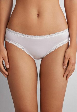Witte katoenen bikini-onderbroeken met een delicate witte kantafwerking langs de bovenrand. Gladde textuur en een lage taille.