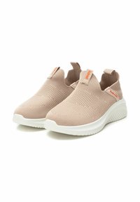 Zapatos tipo slip-on de color rosa claro, hechos de material de punto con un acabado texturizado, suela media blanca y un detalle de marca en contraste de color naranja.