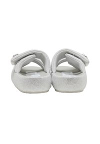 Paire de sandales gris clair rembourrées avec brides réglables et semelles texturées, vues de dos sur fond blanc.