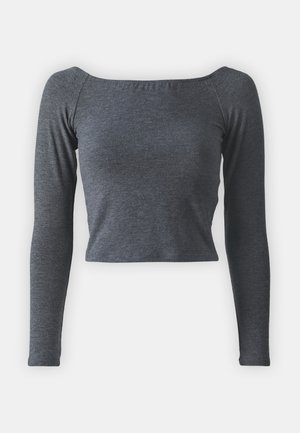 Sivi, dugih rukava, skraćeni top od mekog materijala s kvadratnim izrezom i prilagođenim dizajnom. Bez vidljivih uzoraka ili ukrasa.