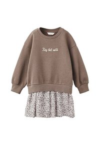 Hanorac maro cu textul "Mica dar sălbatică", asortat cu o fustă albă plisată cu un motif de leopard negru. Mâneci lungi, manșete cu nervuri.