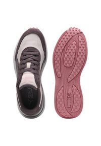 Scarpe sportive viola e grigie con tomaia in mesh, linguetta imbottita e suola in gomma rosa testurizzata con grip circolari per una maggiore trazione.