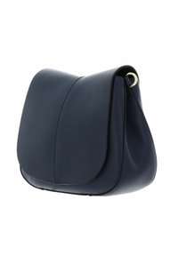 Sac à épaule en cuir marine avec une forme arrondie, finition texturée, fermoir rabat et accents en métal doré.