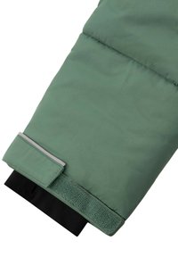 Grüne, gesteppte Stoffhülle mit Klettverschluss, grauem Akzent und schwarzer Innenausstattung. Glatte Textur, rechteckige Form.