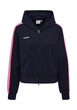 Granatowa bluza z kapturem i zamkiem błyskawicznym, z różowymi paskami na rękawach, elastycznymi mankietami, kapturem i białym logo "hummel" na lewej stronie klatki piersiowej.