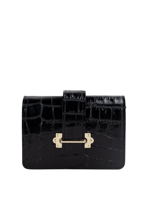 Portafoglio in pelle sintetica nera effetto coccodrillo con accessori dorati, dotato di chiusura a strap frontale e superficie testurizzata in forma rettangolare compatta.