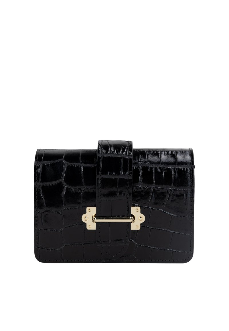 Portafoglio in pelle sintetica nera effetto coccodrillo con accessori dorati, dotato di chiusura a strap frontale e superficie testurizzata in forma rettangolare compatta.