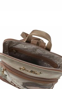 Handtasche in Hellbraun und Metallgold mit strukturierter Oberfläche, Reißverschluss und gemustertem Innenfutter. Verfügt über Innentaschen und dekorative Beschläge.