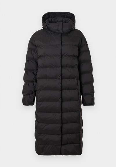 Črn podloženi plašč s kapuco, ki ima dolg, pravilen rez in vodoravno prešite sekcije. Gladka tekstura z zadrgo.