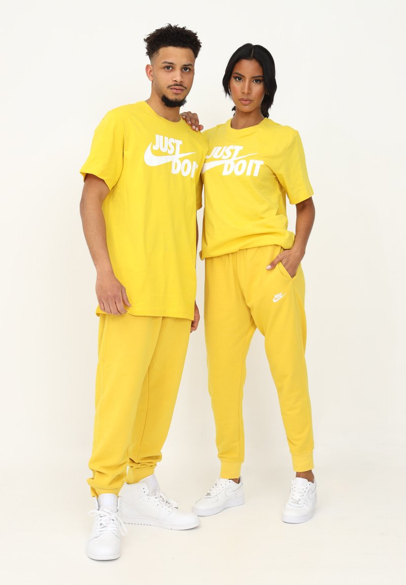 Herren Trainingsanzüge | Nike Sportswear Jogginghose vivid sulfur vivid sulfur/gelb - NU60315 Herren Trainingsanzüge | Nike Sportswear Jogginghose vivid sulfur vivid sulfur/gelb - NU60315