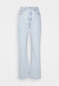 Jeans de tiro alto en azul claro con pernera recta, diseño clásico de cinco bolsillos y un ligero desgastado. Hechos de mezclilla con una textura suave.