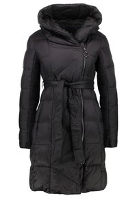 Zwarte gewatteerde jas met capuchon, ritssluiting, ceintuur en geribbelde, getextureerde mouwen. Heeft een doorgestikt patroon en een lange pasvorm.