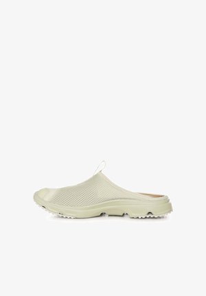 Beige slip-on mesh mule schoen met gestructureerde zool en treklusje bovenop, ontworpen voor casual comfort en ademend vermogen.