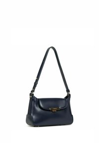 Borsa a tracolla in pelle blu navy con forma curva, tracolla regolabile, chiusura a patta e dettagli in metallo dorato. Texture liscia, design minimalista.