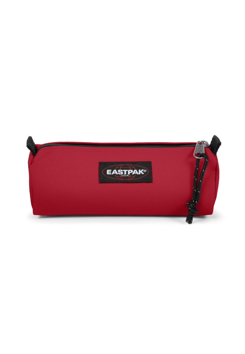 Astuccio cilindrico rosso realizzato in tessuto resistente. Presenta una chiusura a zip nera e un'etichetta con il logo Eastpak sul davanti.