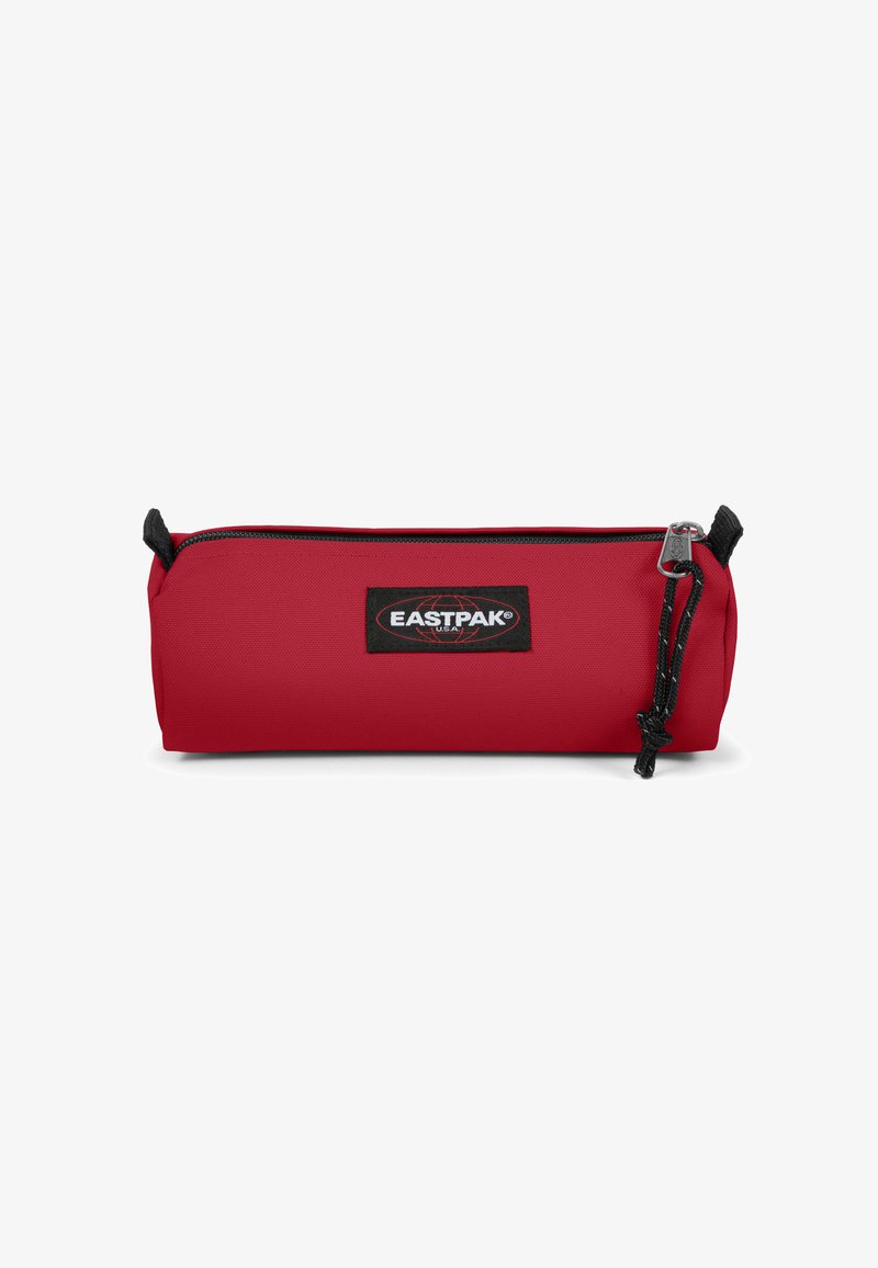 Rød cylinderformet penalhus lavet af holdbart stof. Har en sort lynlåslukning og et Eastpak-logo-patch foran.
