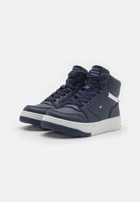 Marina högskor i läder med vita detaljer, perforerad tå och snörning. Texturerad gummisula för bra grepp.