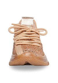 Scarpe sportive beige con una tomaia in mesh testurizzato, adornate con paillettes, dotate di lacci rotondi e di una suola in gomma ammortizzata.