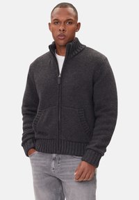 Dunkelgrauer Pullover mit Reißverschluss, geripptem Saum und Kragen, seitlichen Taschen und strukturiertem Strickmuster. Lässiges Design, ideal zum Schichten.