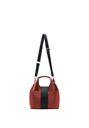 Bolso color óxido con franja vertical negra y correa de hombro negra ajustable, con "PEPE JEANS" en relieve en la franja.