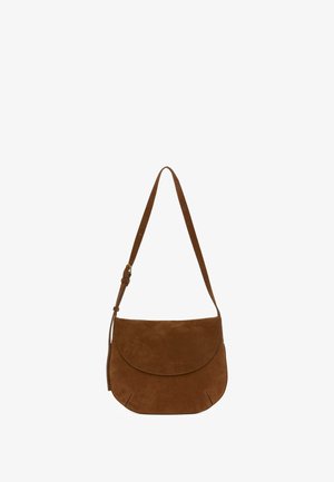 Wildleder-Schultertasche in sattem Braun mit einer abgerundeten Klappe, verstellbarem Riemen und gestickten Akzenten am Boden für zusätzliche Details.