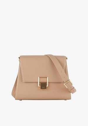 Borsa a mano beige in pelle con design strutturato, chiusura quadrata dorata e tracolla regolabile. Texture liscia e dettagli moderni.