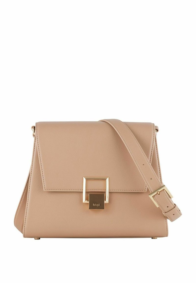 Beige leren handtas met een gestructureerd ontwerp, een gouden vierkante sluiting en een verstelbare strap. Gladde textuur en moderne accenten.