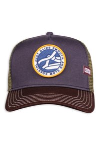 Die Kappe hat eine marineblaue Vorderseite, einen braunen Schirm und olivgrüne Netzseiten. Ein kreisförmiger Aufnäher auf der Vorderseite enthält Text und ein grafisches Design.