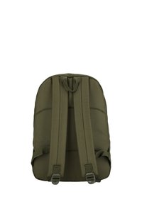 Olivgrön ryggsäck med vadderad baksida, justerbara remmar och ett handtag på toppen. Texturerad tyg med förstärkt sömnad på remmarna.