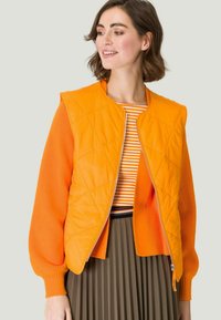 zero Waistcoat - dark cheddar