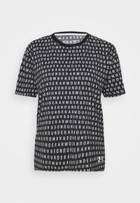Camiseta negra con un patrón repetido de texto en blanco "UNDER ARMOUR", cuello redondo, mangas cortas y un ajuste estándar. Textura de tela ligera.
